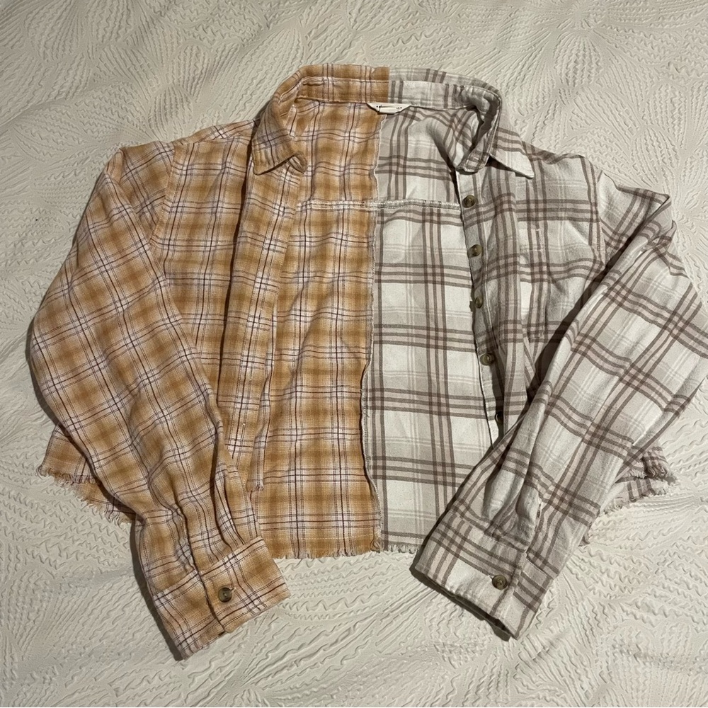 Aeropostale Cropped Tan and White Flannel